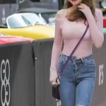 性感牛仔裤美女,勾勒曼妙身姿，演绎时尚魅力